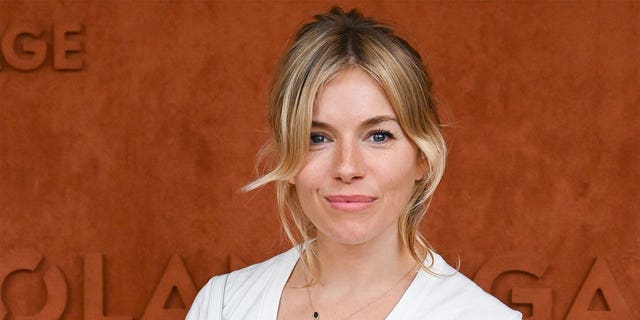 Sienna Miller, Scarlett Johansson and Emily Beecham all plays sisters in the movie. 