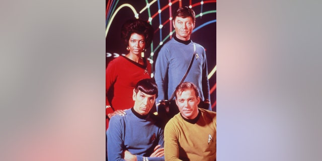في اتجاه عقارب الساعة من أعلى اليسار: Nichelle Nichols و DeForest Kelly و William Shatner و Leonard Nimoy في المسلسل التلفزيوني "ستار تريك" حوالي عام 1969.