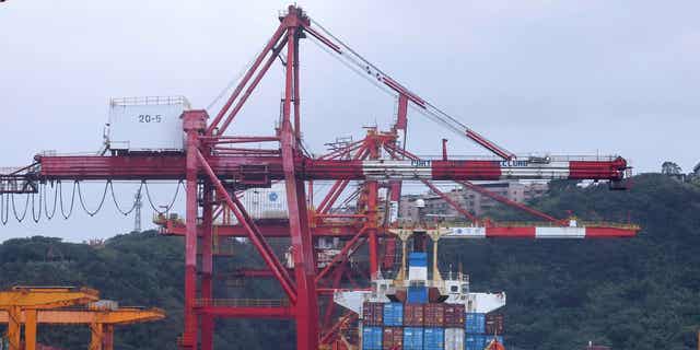 Taïwan, un indicateur du secteur technologique mondial, pourrait voir une augmentation des exportations pour le troisième mois consécutif, mais à seulement la moitié de l'augmentation du mois précédent, signalant un ralentissement de la demande mondiale.  Sur la photo: un cargo s'est arrêté dans un port de Keelung, à Taïwan, le 7 janvier 2022.