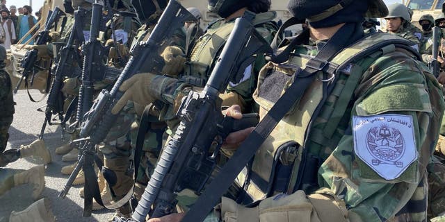 Les talibans organisent un défilé militaire avec du matériel de l'armée américaine capturé à Kandahar, en Afghanistan, le 8 novembre 2021. 