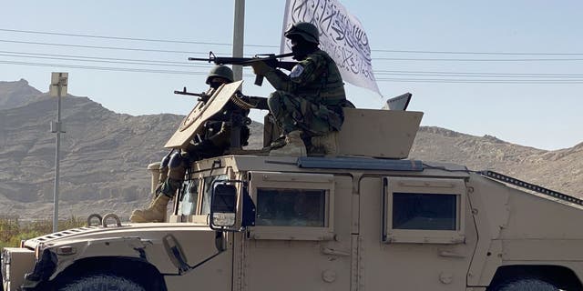 Les talibans organisent un défilé militaire avec du matériel de l'armée américaine capturé à Kandahar, en Afghanistan, le 8 novembre 2021. 