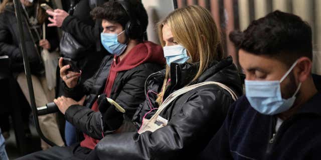 Les navetteurs se masquent dans une voiture de métro bondée au plus fort de l'épidémie d'omicron à Barcelone, en Espagne, le 12 janvier 2022. L'Europe devrait recevoir le nouveau rappel COVID résistant à l'omicron dans les jours suivant son approbation.