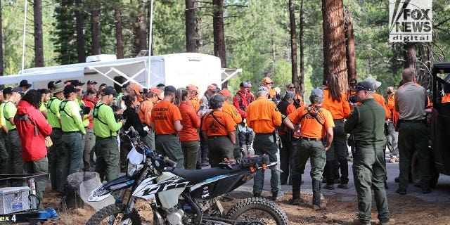 Authorities brief a search-and-rescue team ahead of Tuesday morning's search for missing Kiely Rodni near Lake Tahoe.