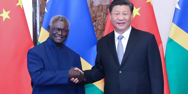 Le président chinois Xi Jinping rencontre le Premier ministre des Îles Salomon Manasseh Sogavary à Pékin, le 9 octobre 2019.