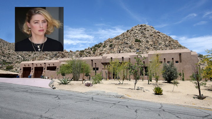 Uma combinação de fotos de Amber Heard e Yucca Valley, Califórnia, casa que ela vendeu em julho depois que seu ex-marido Johnny Depp ganhou seu caso de difamação contra ela. (Getty/Splash News)