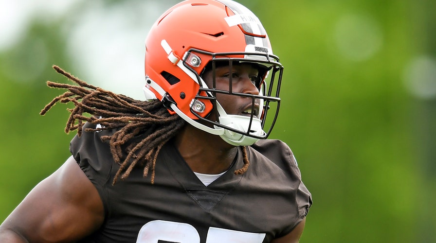 Browns bring back RB Kareem Hunt on 1-year deal after Nick Chubb's injury