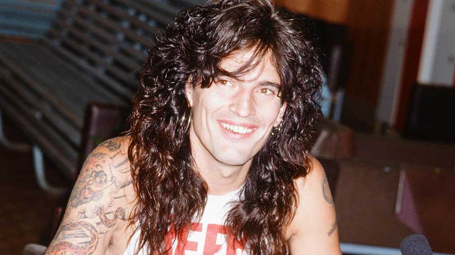 Young Tommy Lee smiling in 1989