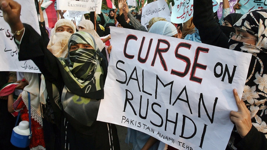Pakistani Salman Rushdie protesters