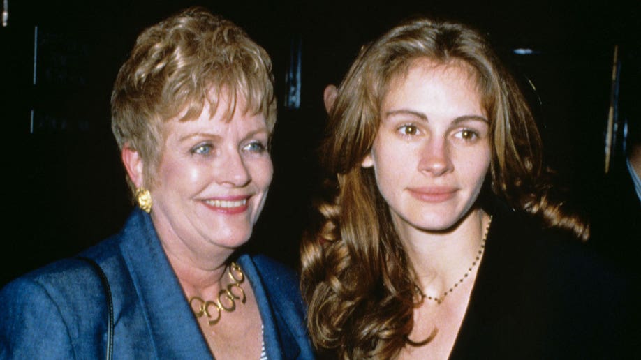 Julia Roberts with her mom Betty Lou Bredemus