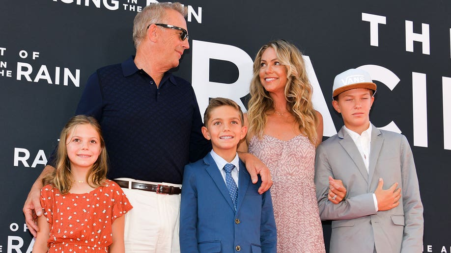 Kevin Costner, Christine Baumgartner with their children