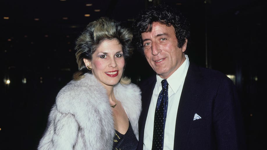 Tony Bennett e sua ex-esposa atriz Sandra Grant Bennett em 1980