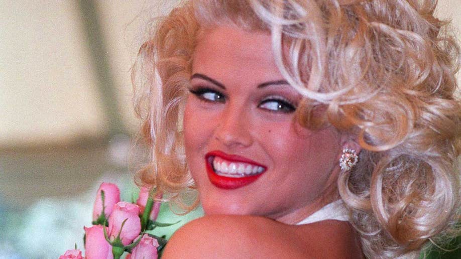 Anne Nicole Smith smiles in 1990