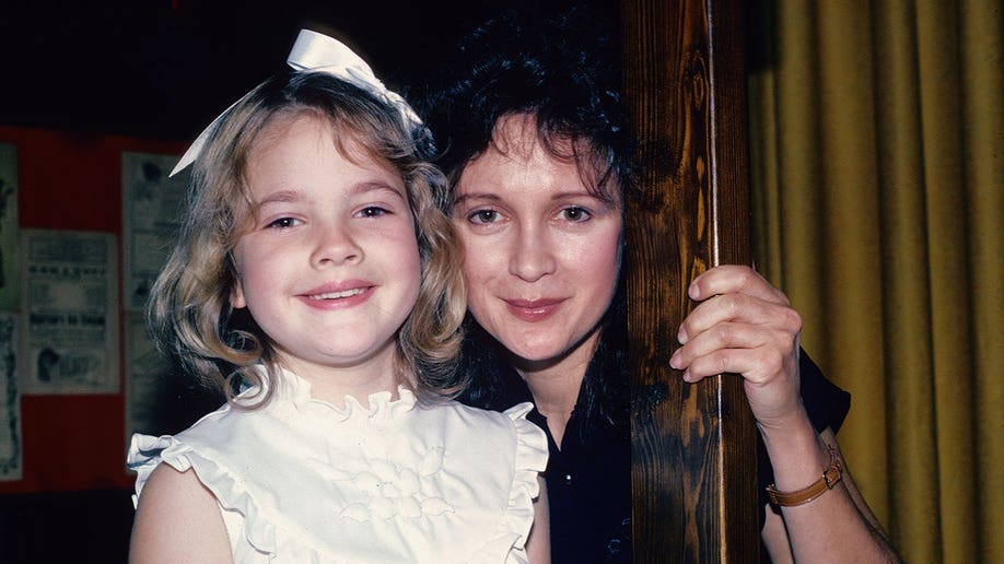  Young Drew Barrymore and her mom Jaid Barrymore in 1982