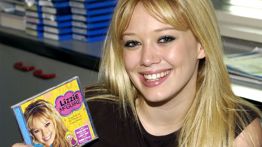 Hilary Duff holding a "Lizzie McGuire" soundtrack