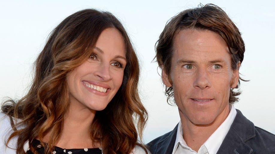 Julia Roberts smiling with her husband Danny Moder in 2012