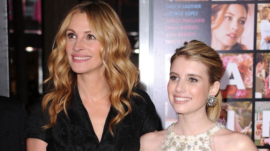  Julia Roberts with her niece Emma Roberts in 2010