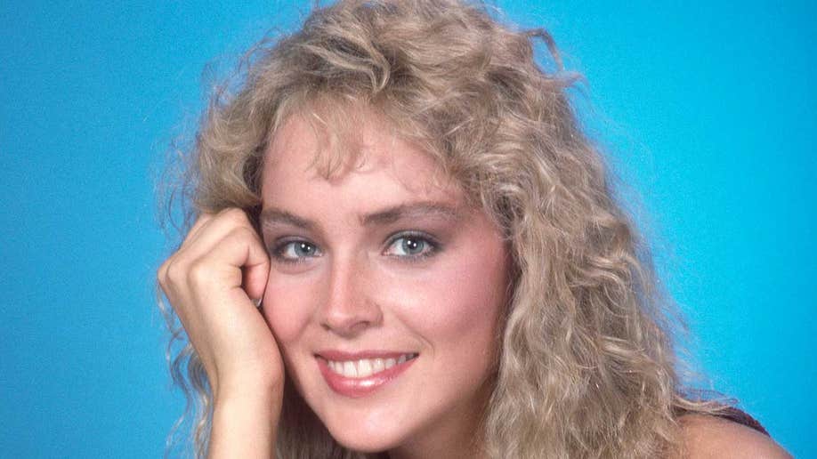 Sharon Stone posant pour un portrait en tant que Cathy St. Mary dans une émission télévisée des années 80 