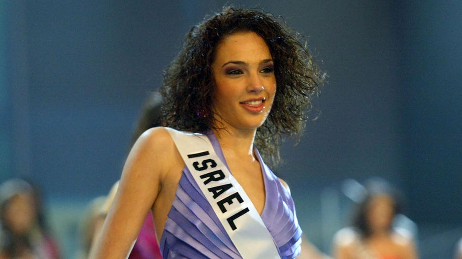 Miss Israel Gal Gadot smiling at the Miss Universe final show in 2004