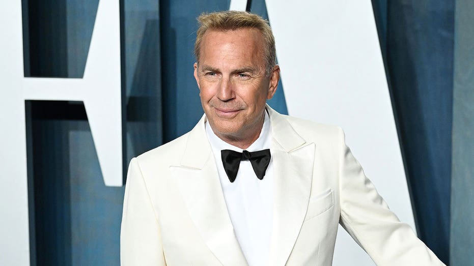 Kevin Costner fans go wild over classic beach throwback: ‘Who can guess the year?’
