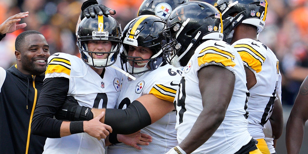 Pittsburgh Steelers kicker Chris Boswell (9) warms up before an NFL  wild-card playoff football game against the Cleveland Browns, Sunday, Jan.  10, 2021, in Pittsburgh. (AP Photo/Keith Srakocic Stock Photo - Alamy