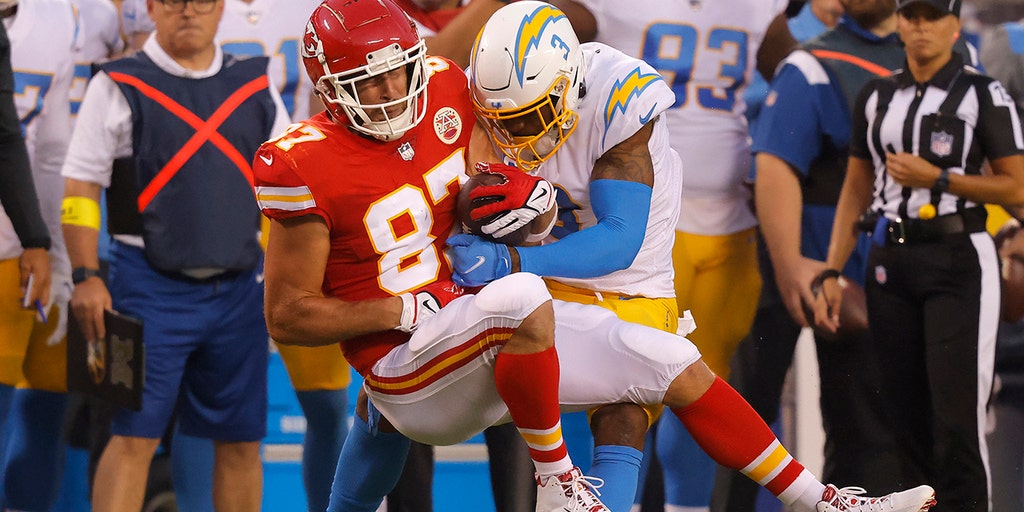 Travis Kelce reacts to getting 'powerbombed' by Derwin James Jr