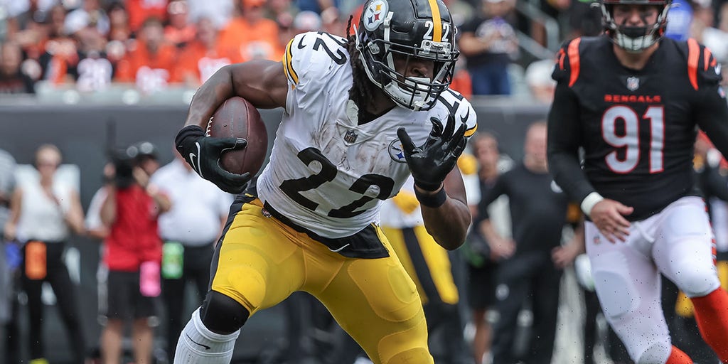 Najee Harris of the Pittsburgh Steelers looks on prior to an NFL game  News Photo - Getty Images