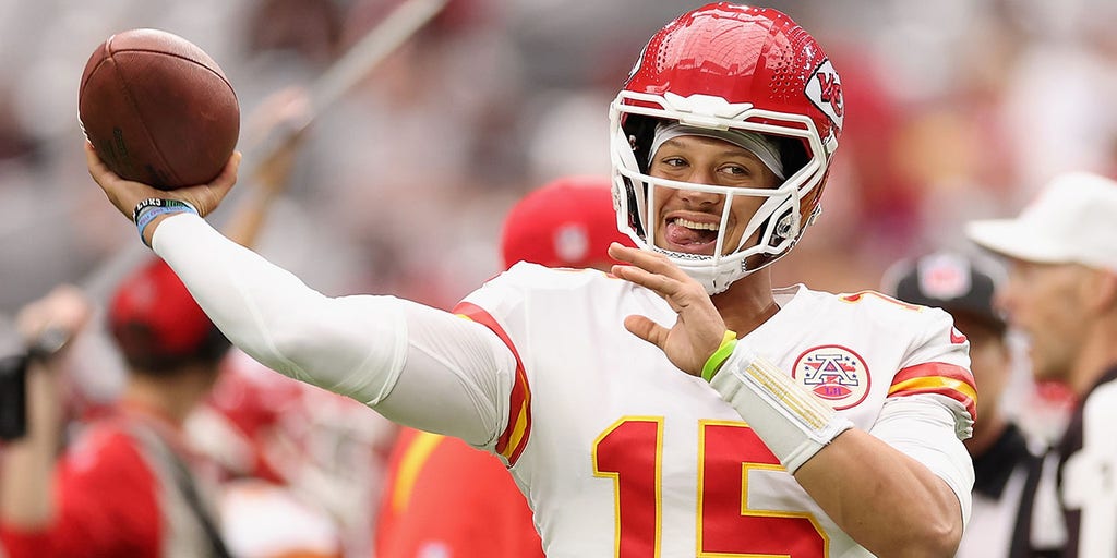 Mahomes says everything is good after hurting left wrist