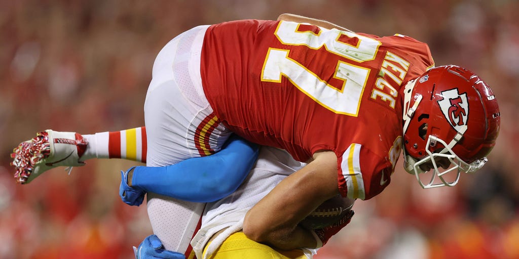 James Body Slams Kelce During Chargers-Chiefs