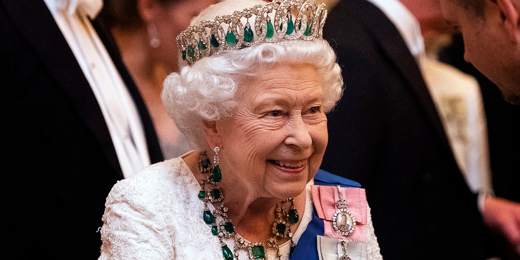 Queen Elizabeth II wrote to American pen pal for 70 years with same birthday - Vimarsana News
