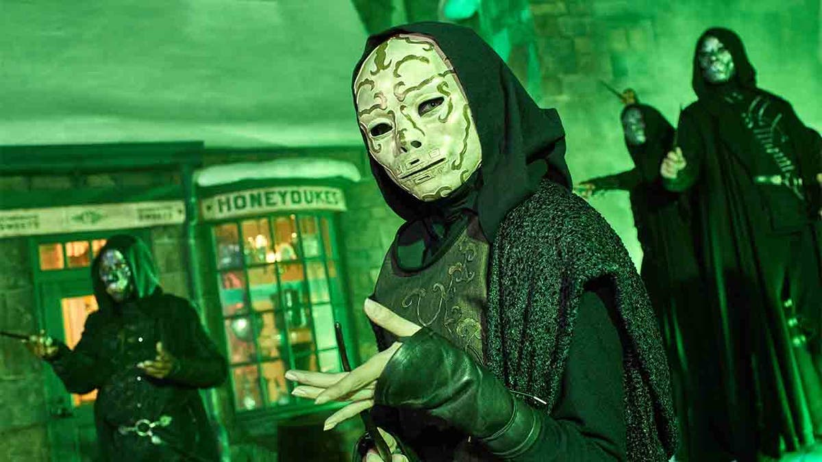 Death Eaters in The Wizarding World of Harry Potter - Hogsmeade