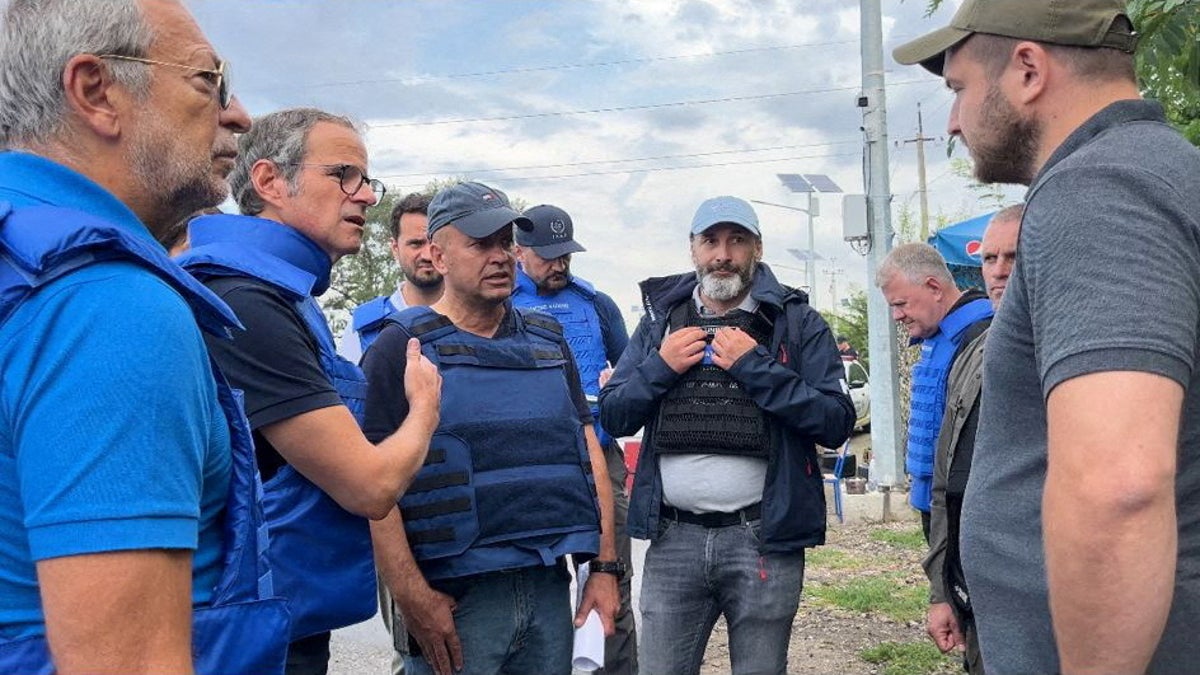 Rafael Mariano Grossi and local officials