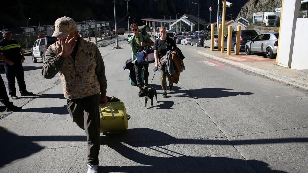 Russian travelers cross into Georgia
