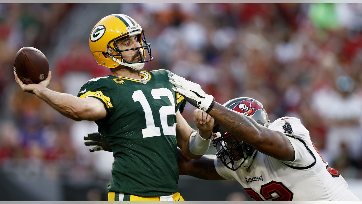 William Gholston tries to tackle Aaron Rodgers