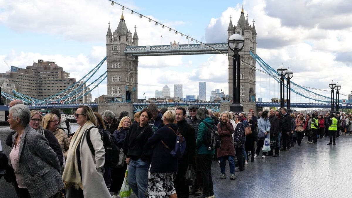 Line to see Queen's coffin