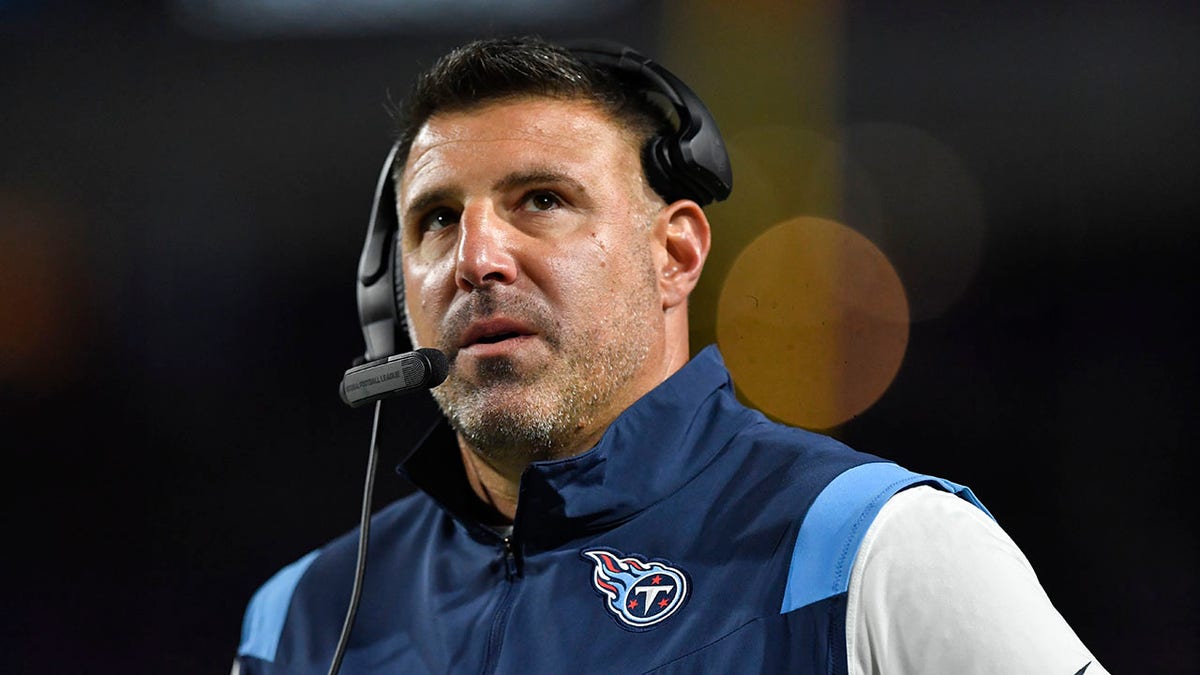 Mike Vrabel reacts during the first half of a game