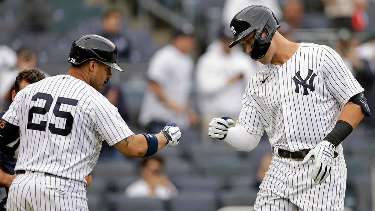 Aaron Judge celebrates with Gleyber Torres