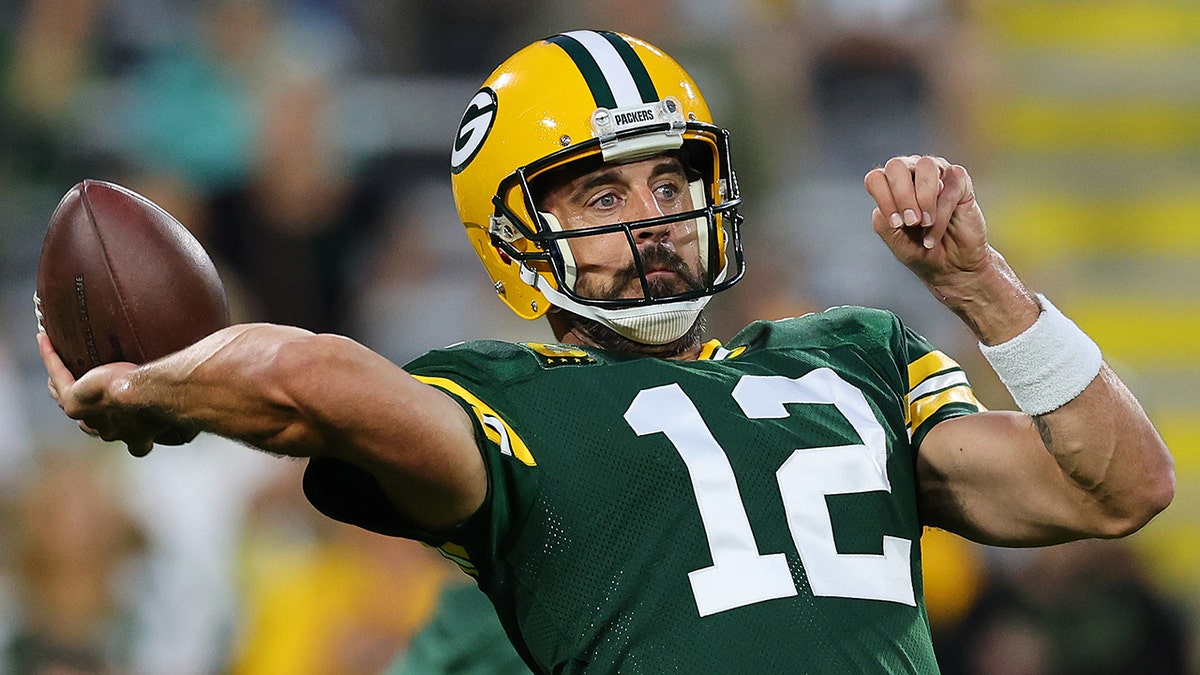 Aaron Rodgers warms up