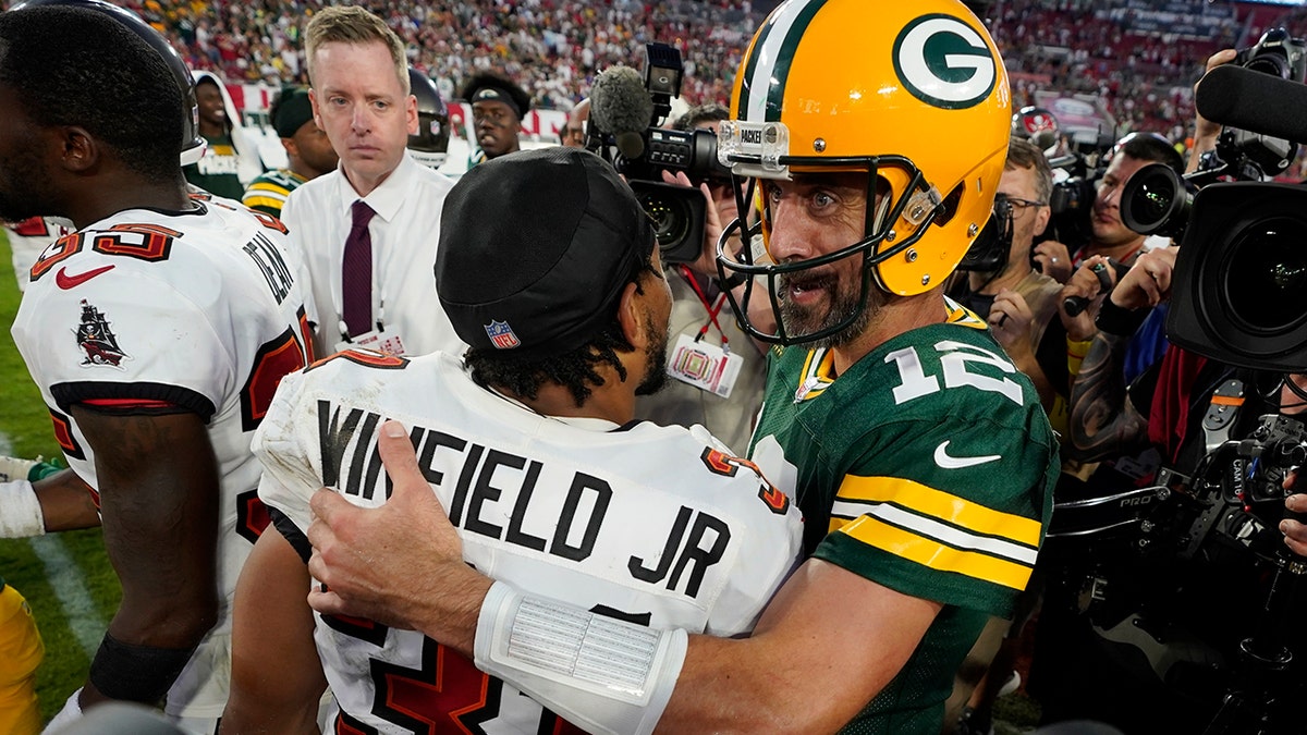 Aaron Rodgers meets with Antoine Winfield Jr