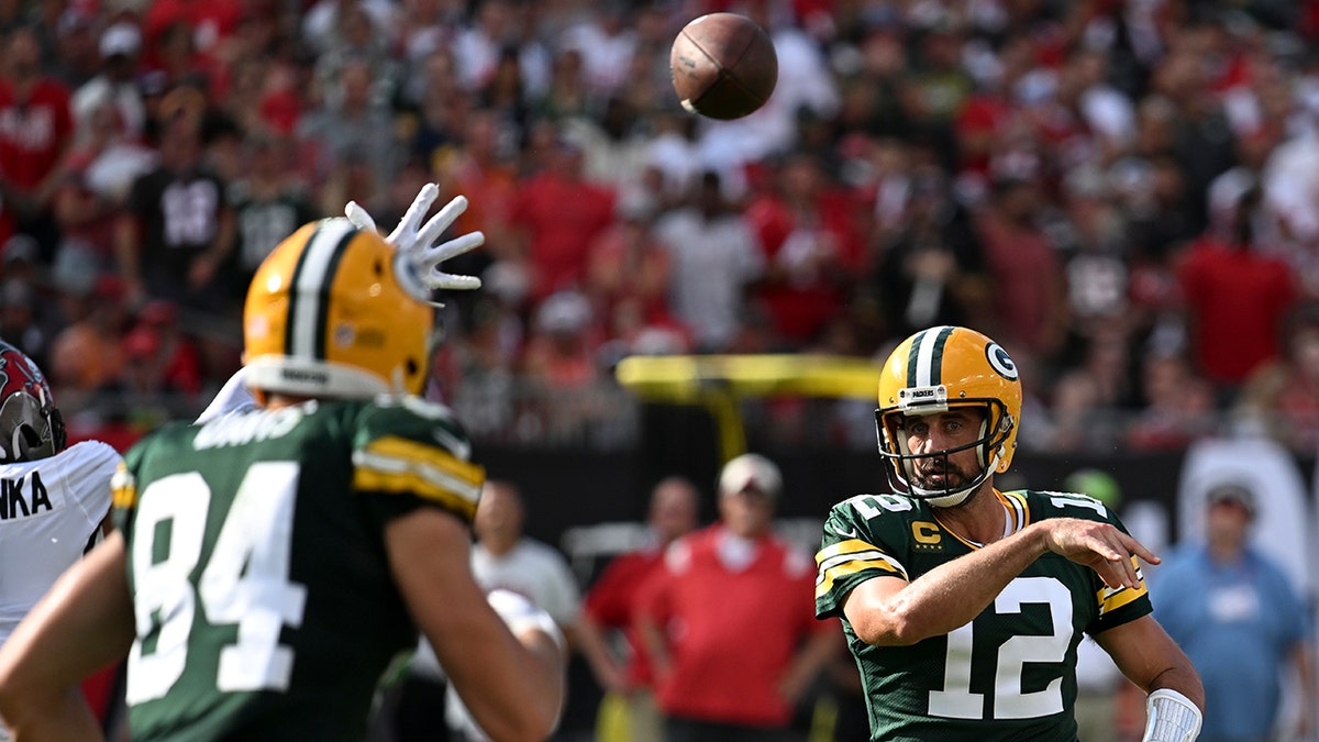 Aaron Rodgers throws to Tyler Davis