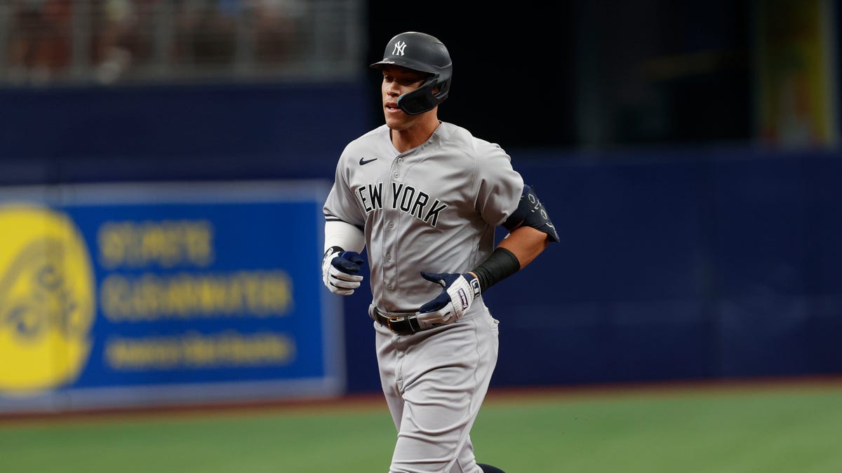 Aaron Judge trots around bases