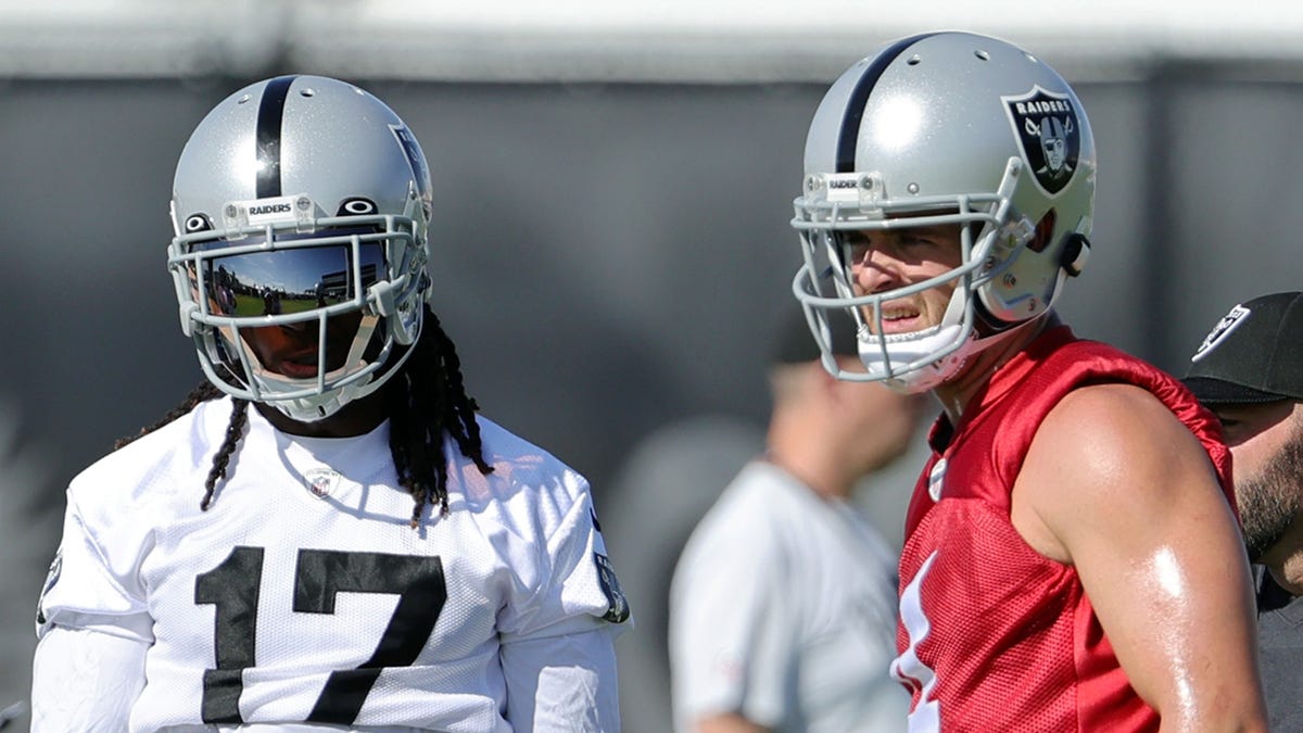 Davante Adams and Derek Carr at practice