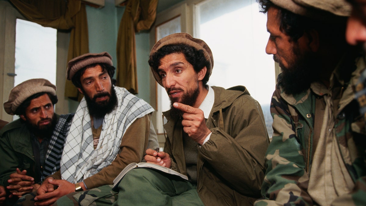 El comandante Ahmed Shah Massoud, en el centro, da órdenes a sus oficiales en su cuartel general de Charikar, Afganistán, durante las negociaciones de paz con el gobierno comunista, tras la salida de los soldados soviéticos.