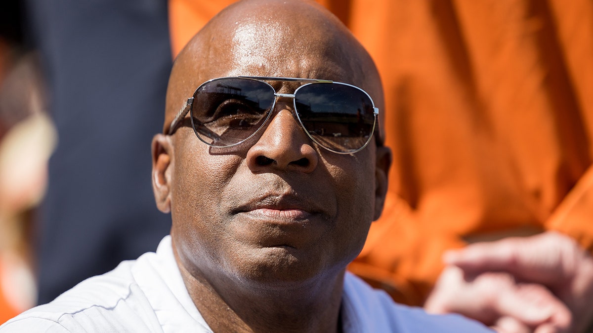 Barry Bonds watches baseball