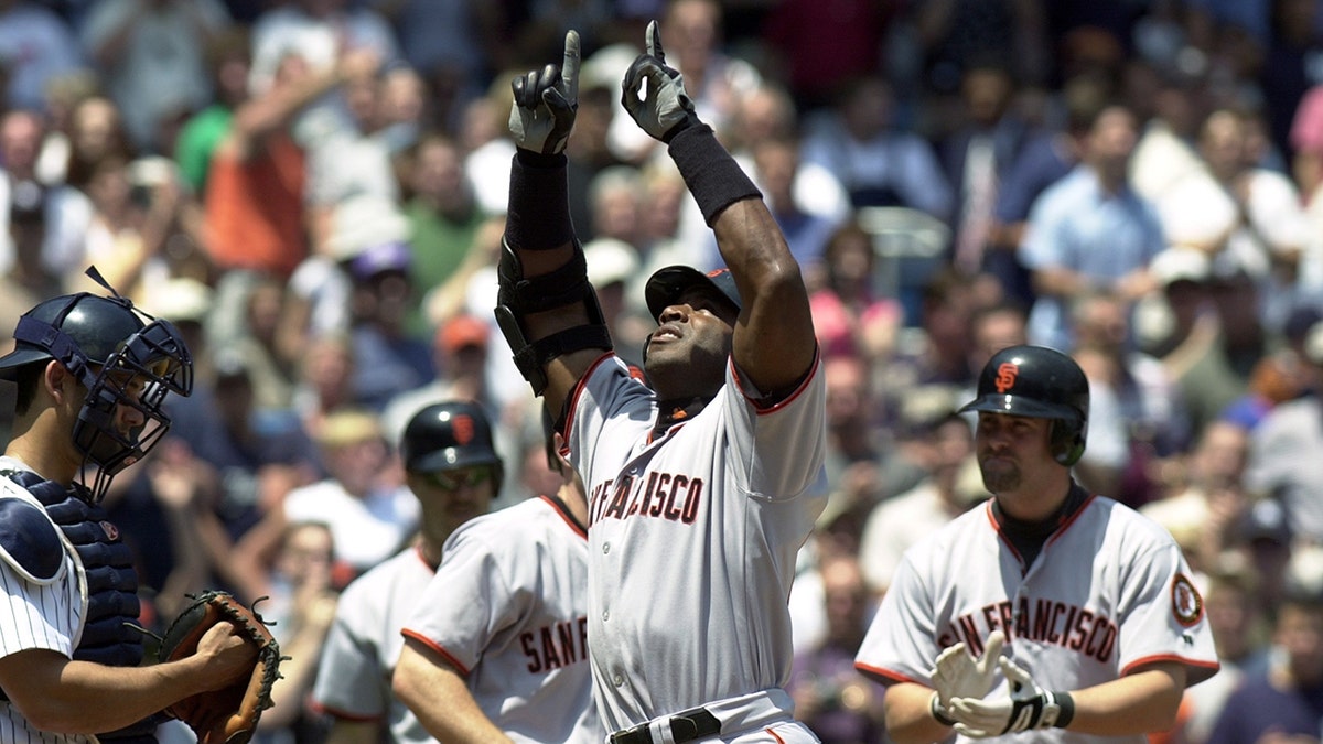 Barry Bonds points to the sky