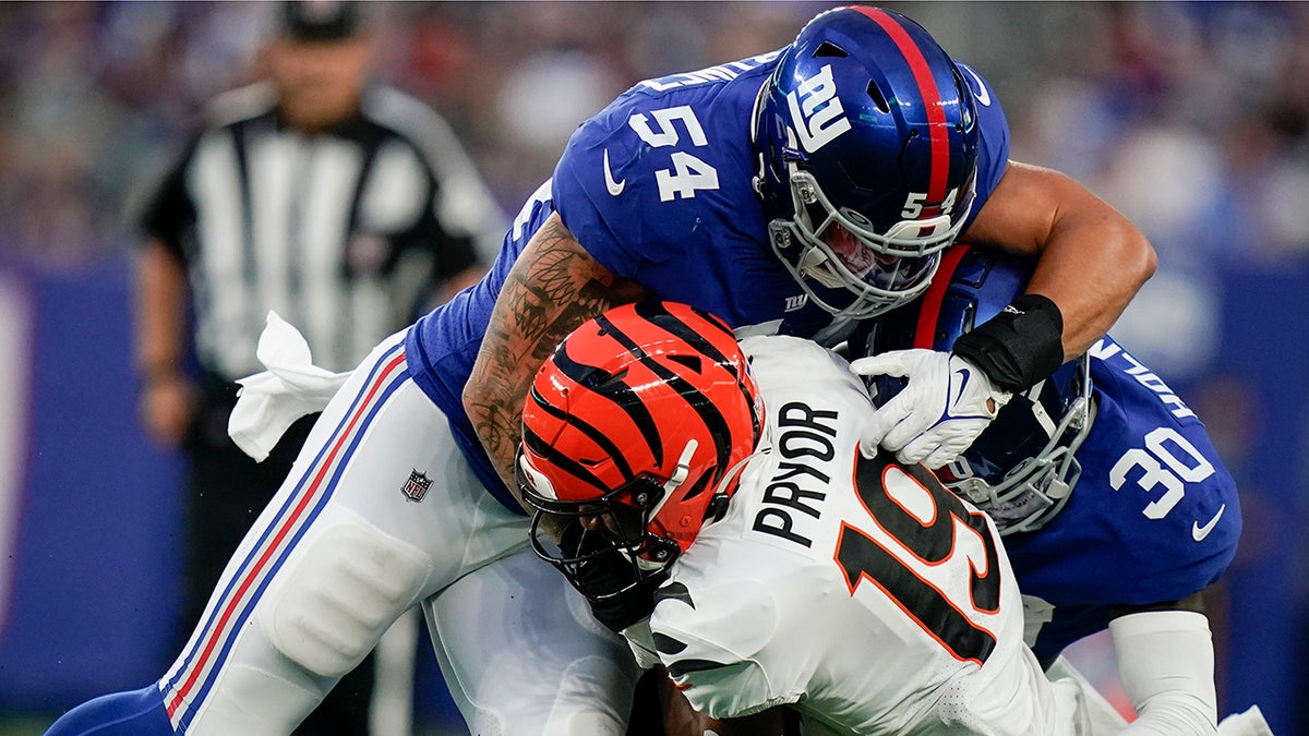 Blake Martinez tackles Bengals player.