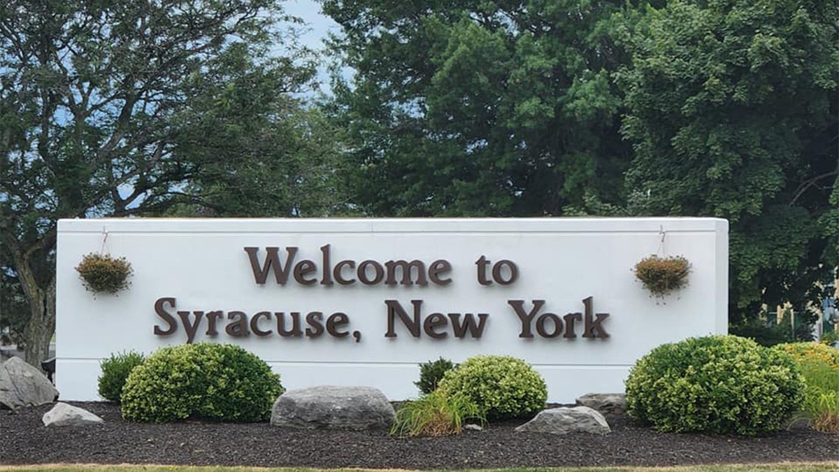 Welcome to Syracuse sign
