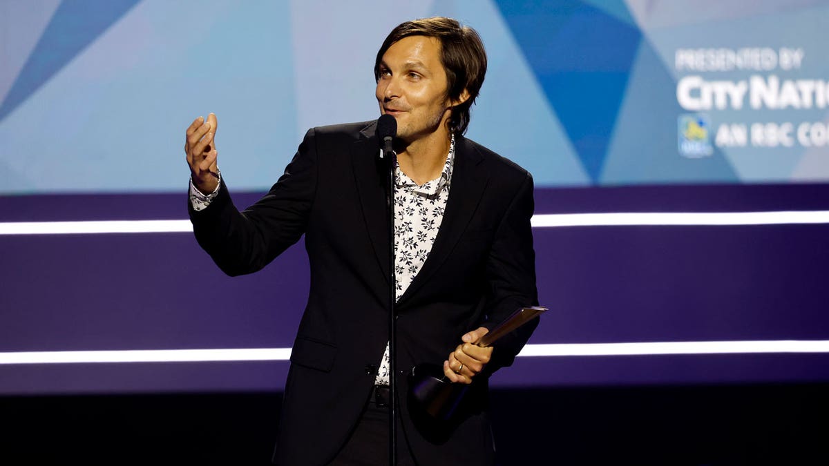 Charlie Worsham receives an award