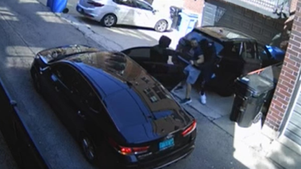 three suspects approach victim Ryan King during chicago gunpoint robbery