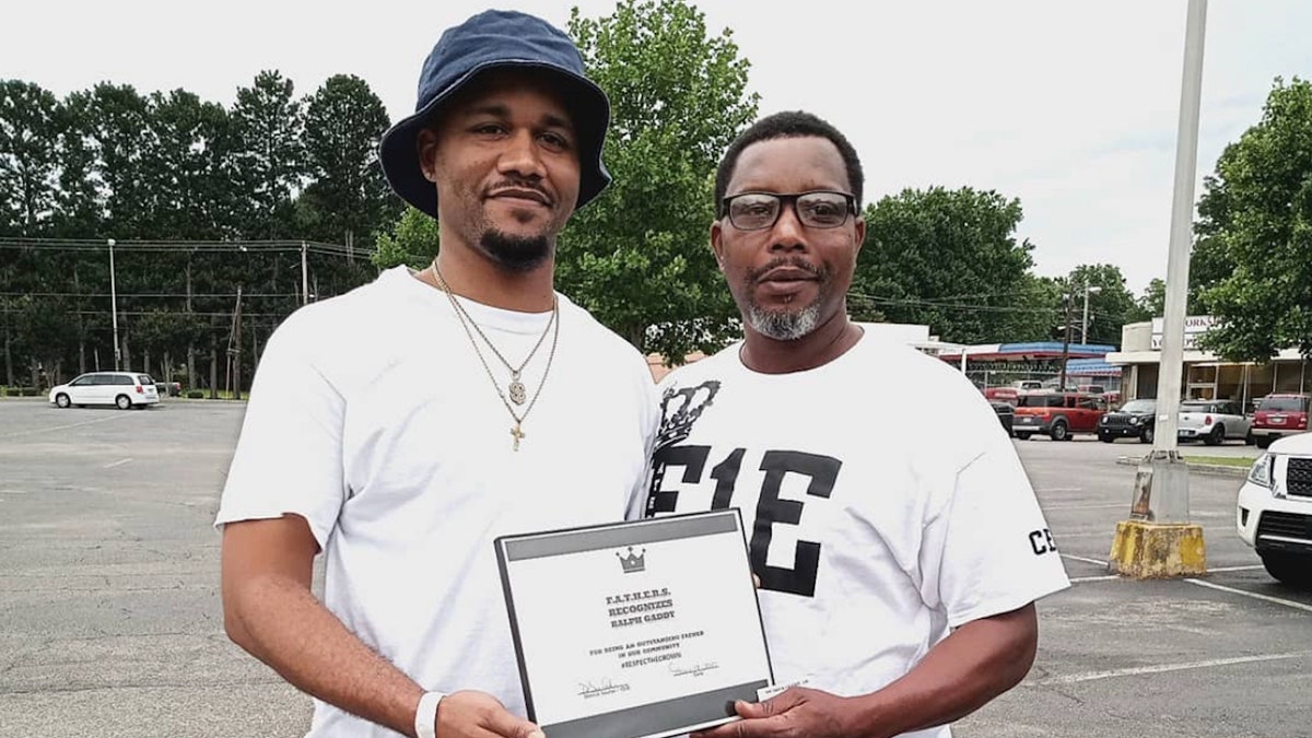 Detrick Saulter, F.A.T.H.E.R.S. Founder gives father award