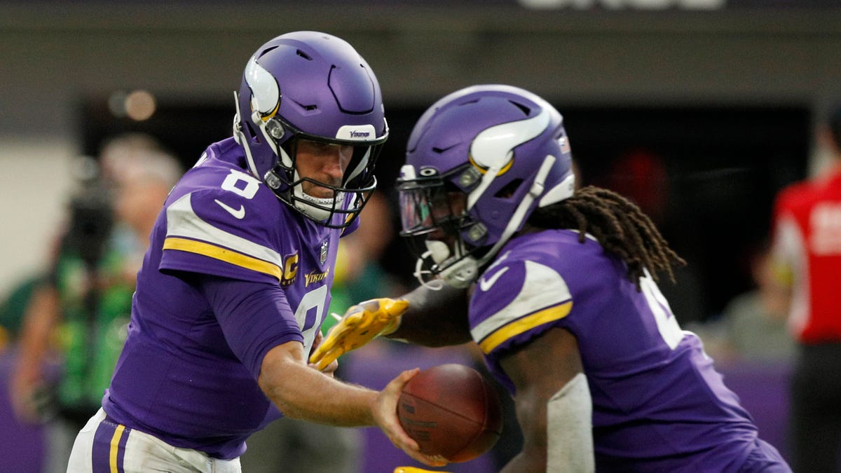 Kirk Cousins hands off to Dalvin Cook